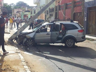 Conquista: Carro derruba poste no Centro