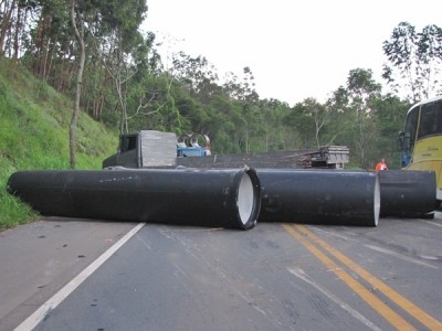 tubos e caminhão 1