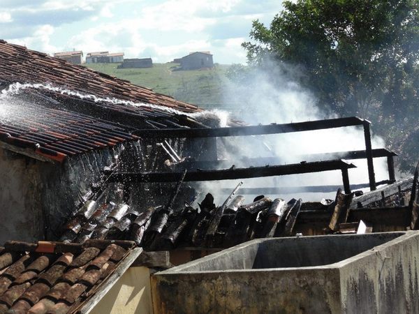 AU Online - INCÊNDIO Casa pega fogo no centro de Erechim   =10354:casa-pega-fogo-no-centro-de-erechim