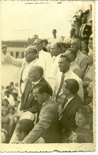 foto-da-chegada-em-conquista-de-régis-candidato-vitorioso-ao-governo-do-estado-em-15.11.1950