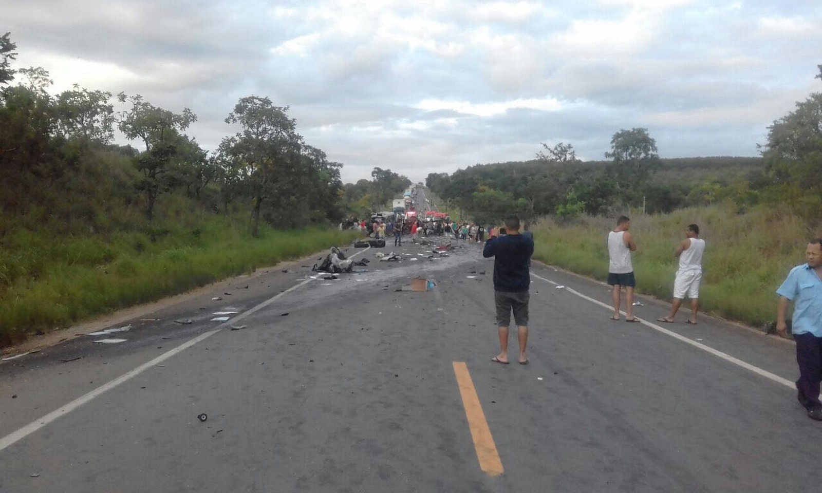 Tragédia na BR251 acidente deixa 7 mortos e 39 feridos no Norte de Minas Gerais; rodovia está
