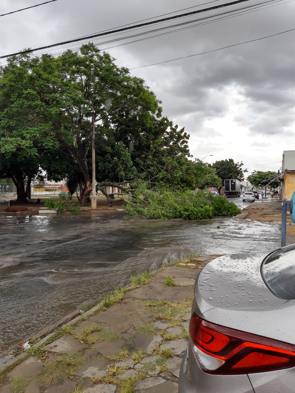 Tempestade Na Zona Oeste: Forte Chuva Acompanhada De Trovões E ...