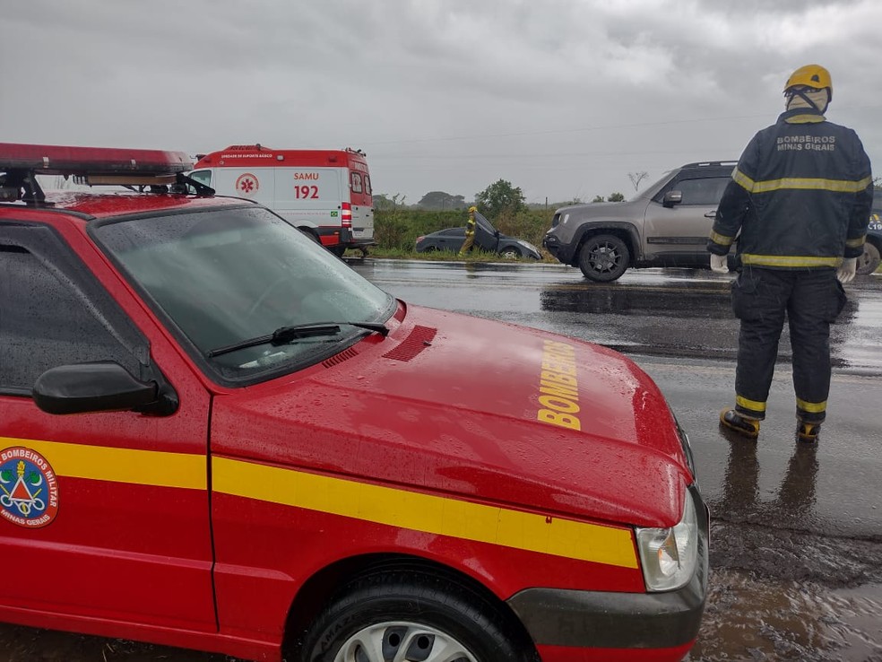 Caminhão carregado de laranjas tomba na BR-251, próximo a Salinas