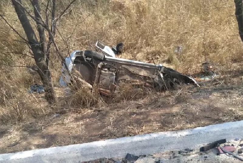 Dois homens ficam feridos em acidente entre carro e carreta na BR-251