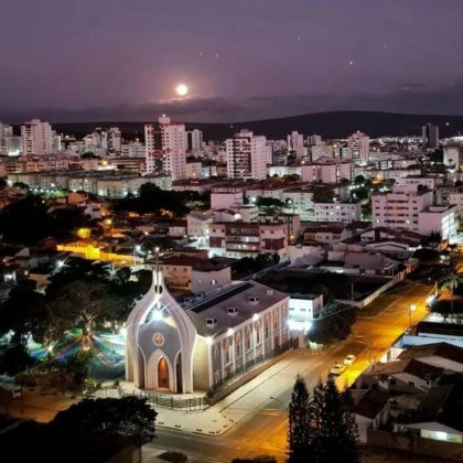 Joia do Sertão Baiano:  Noite de Inverno com a Lua Crescente na belíssima Vitória da Conquista