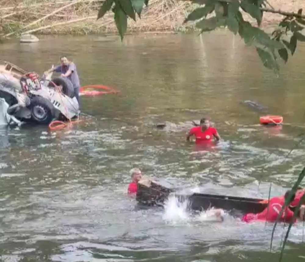 Corpo De Bombeiros Viaturas São Atingidas Por Carreta E Arremessados Em Rio No Extremo Sul 9608