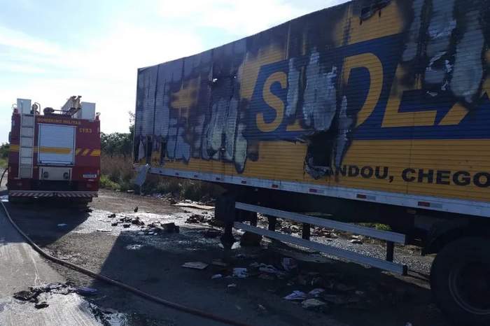 Ônibus, carreta e carro se envolvem em acidente na BR-251, em Francisco Sá  (MG)