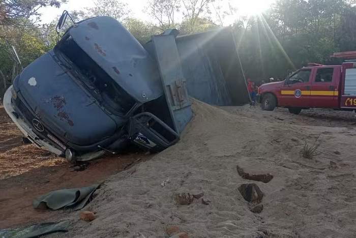 Ônibus, carreta e carro se envolvem em acidente na BR-251, em Francisco Sá  (MG)